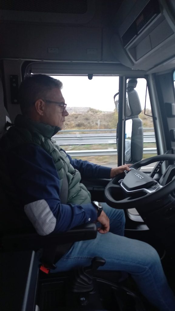 En Transportes FJE, garantizamos un servicio fiable y eficiente, asegurando que cada carga llegue a su destino en perfectas condiciones y en el tiempo acordado. Nuestra experiencia y compromiso nos diferencian en el sector del transporte nacional.